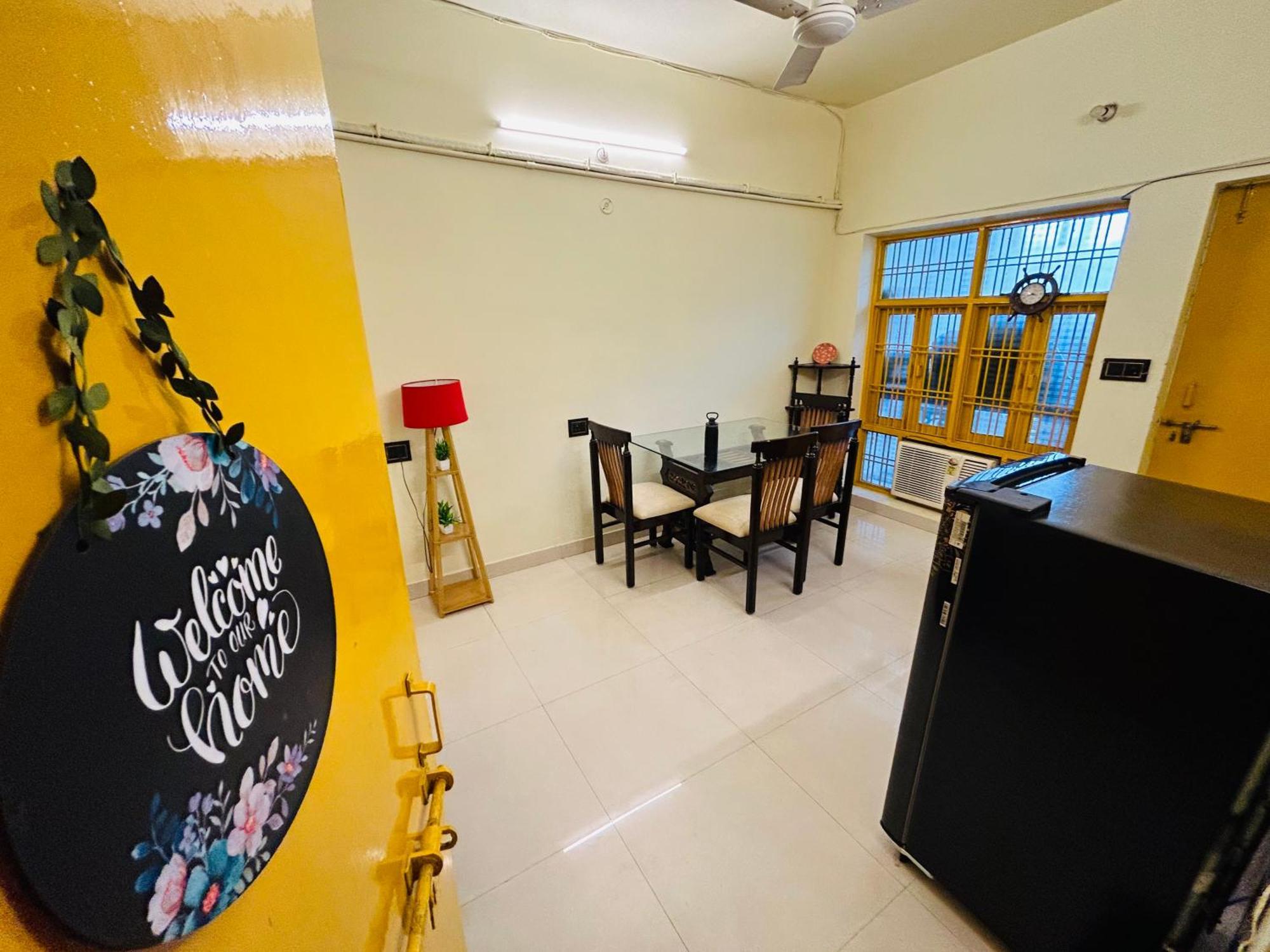 The Yellow House - Couple'S Getaway In Gomti Nagar- 1 Bhk Лакхнау Экстерьер фото