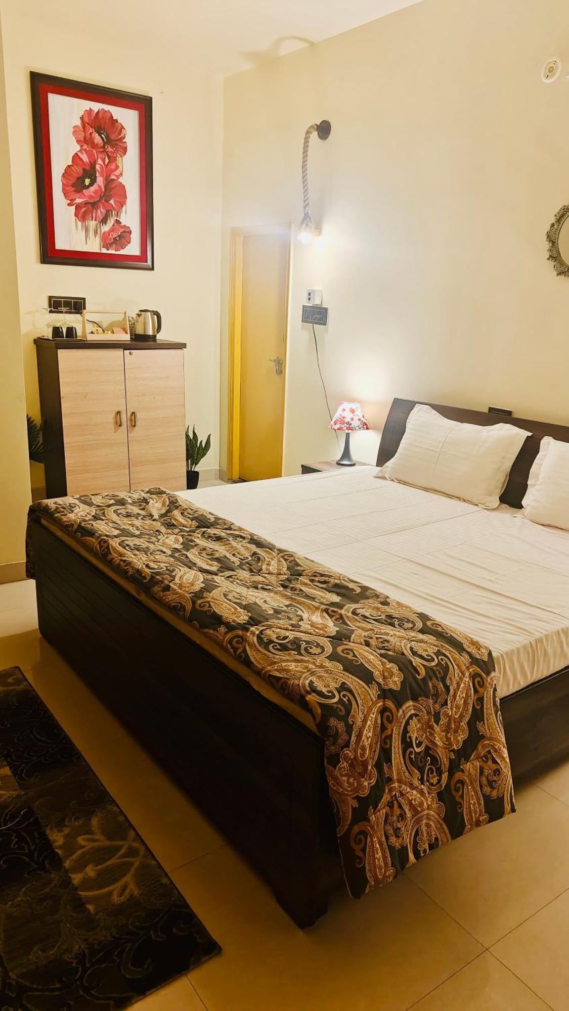 The Yellow House - Couple'S Getaway In Gomti Nagar- 1 Bhk Лакхнау Экстерьер фото