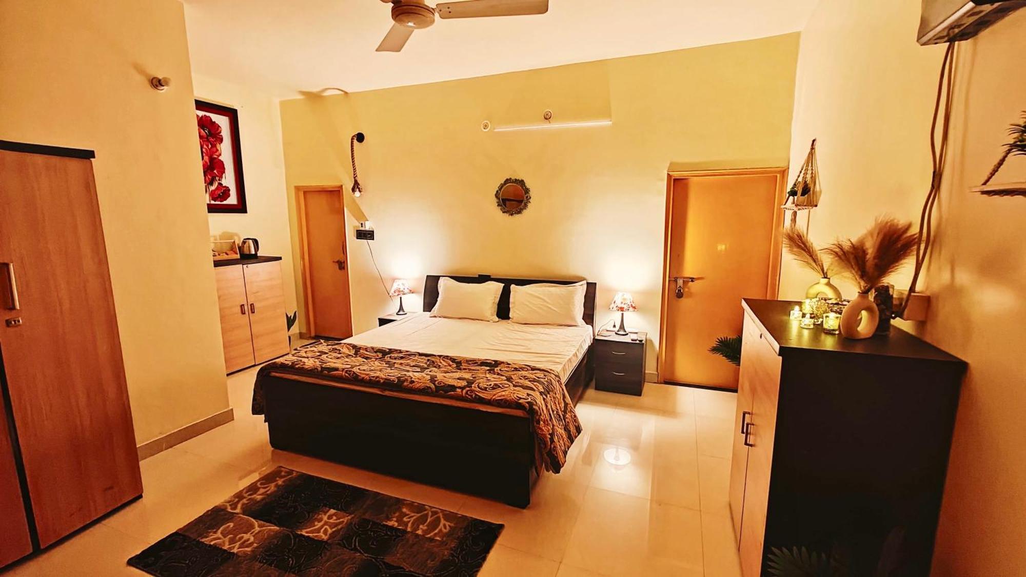 The Yellow House - Couple'S Getaway In Gomti Nagar- 1 Bhk Лакхнау Экстерьер фото