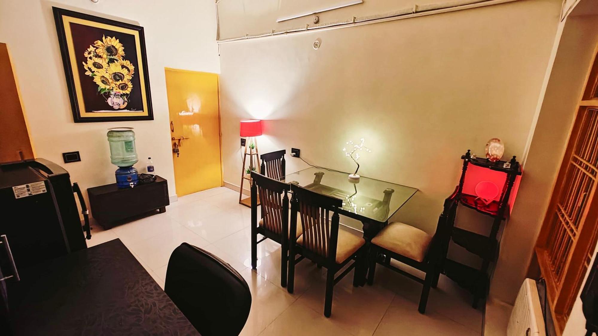 The Yellow House - Couple'S Getaway In Gomti Nagar- 1 Bhk Лакхнау Экстерьер фото